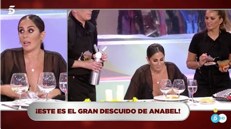 tetas anabel pantoja|El descuido de Anabel Pantoja con la parte de arriba del.